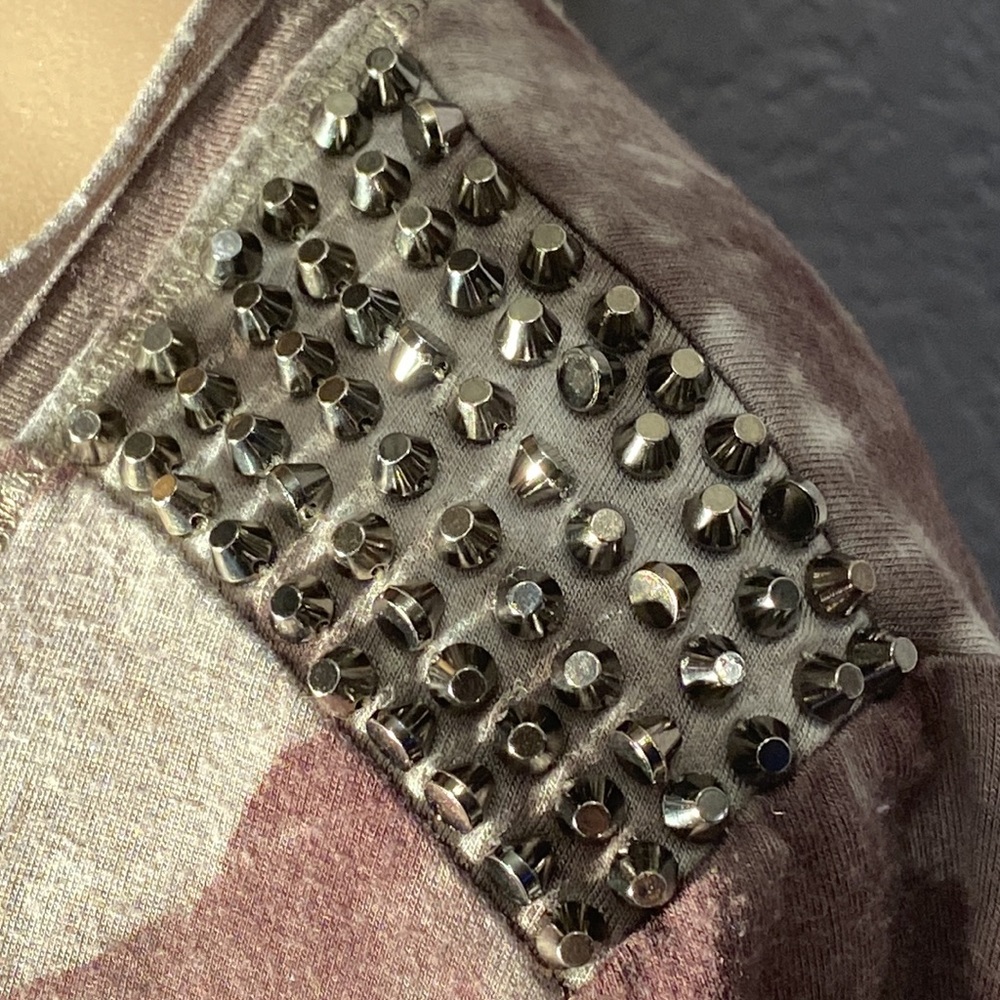 ROCK & REPUBLIC - tee: green tie dye s/s w gunmetal studded shoulder tops - XL - Picture 11 of 16